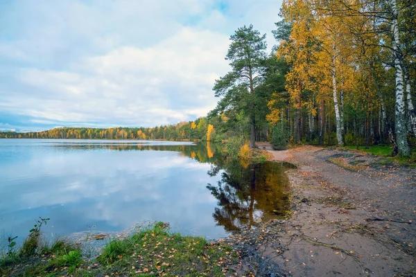 Aan de oever van het meer. Herfst landschap . — Stockfoto