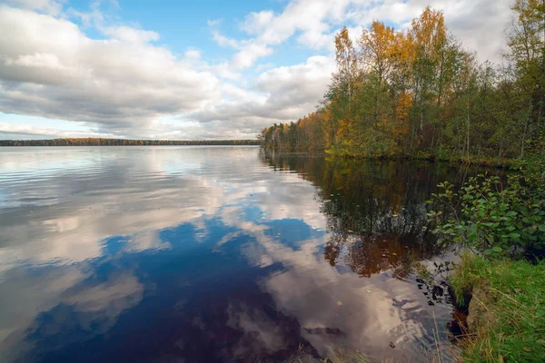 Mirror reflection of white clouds in a clear lake in the fall. — Stock Photo, Image