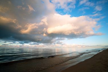 Gün batımında gölün üzerinde bulutlar .