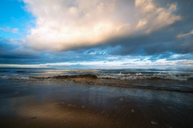 Gün batımında gölün üzerinde bulutlar .