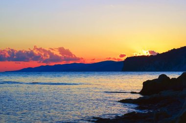 Akşam gün batımı Denizde.
