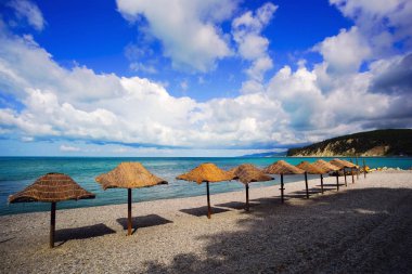 Reed bir ıssız plajda plaj şemsiyeleri