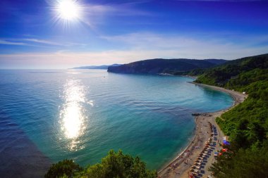 Parlak güneş plaj ve deniz üzerinde. Rusya, Bukhta Inal.