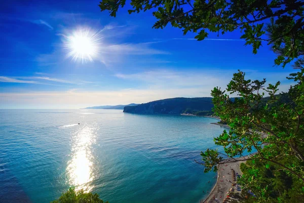 Sol brilhante sobre a praia e o mar . — Fotografia de Stock