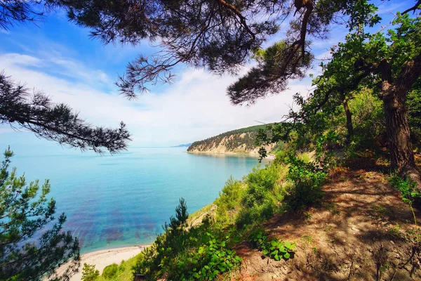 Hermosa vista sobre el mar desde una altura . — Foto de Stock