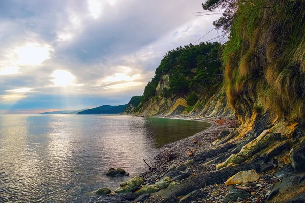 Sahil güzel uçurumlar ile.