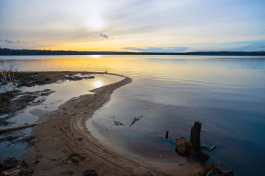 İlkbaharda göl kenarında akşam kızdırma.