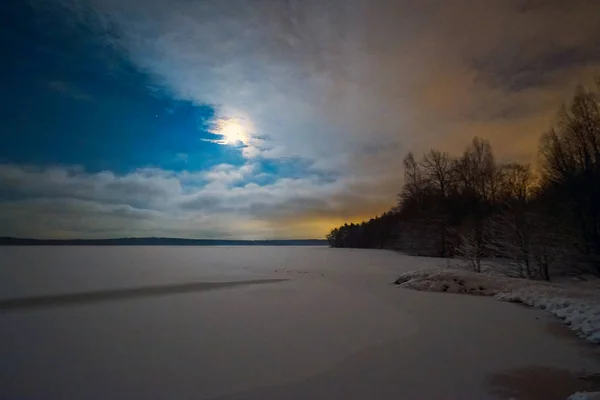 Paisagem noturna de inverno com a lua . — Fotografia de Stock