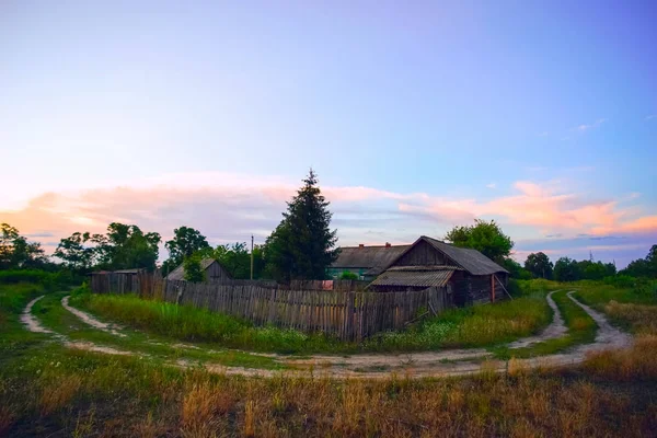 Drumul spre sat cu o casă veche. Peisaj de vară — Fotografie, imagine de stoc