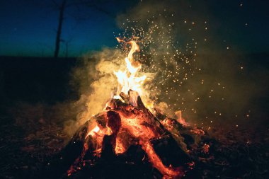 Karanlık gökyüzüne karşı geceleri ateş.