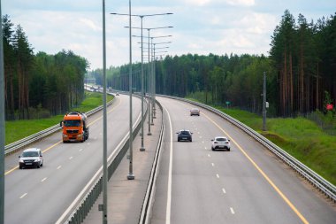 M-11 otoyolunun bir bölümü. St. Petersburg istikametinde. .