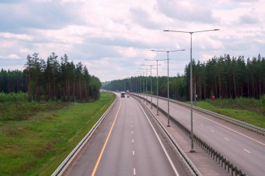 M-11 otoyolunun bir bölümü. St. Petersburg istikametinde. .