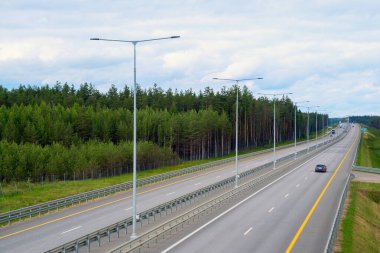M-11 otoyolunun bir bölümü. St. Petersburg istikametinde. .