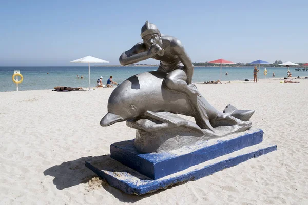 Escultura de ictiandro en la playa de la ciudad en el pueblo de mar negro . — Foto de Stock