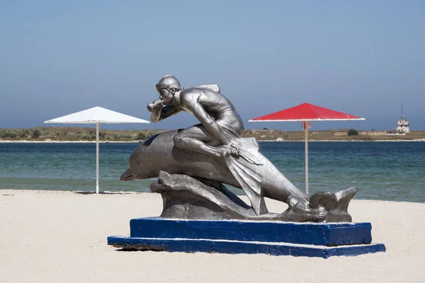 Скульптура ихтиандра на городском пляже в деревне Черное море . — стоковое фото