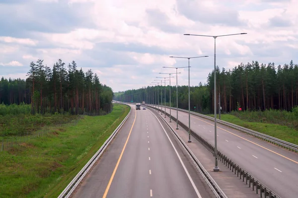 Az M-11-es autópálya egy szakasza. Az irány Szentpéterváron . — Stock Fotó