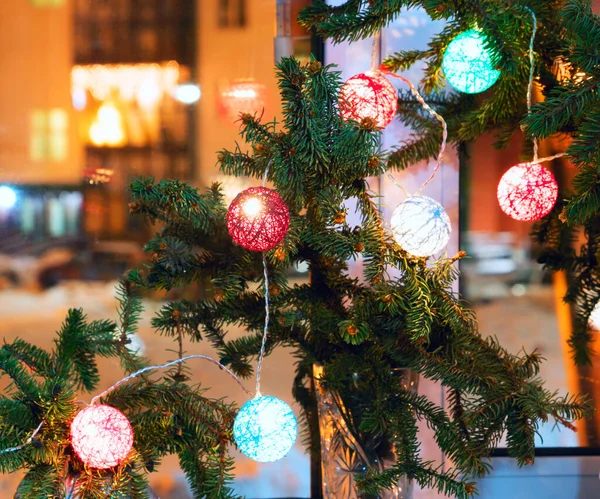 Composición navideña con ramas de abeto y linternas en el alféizar  . —  Fotos de Stock