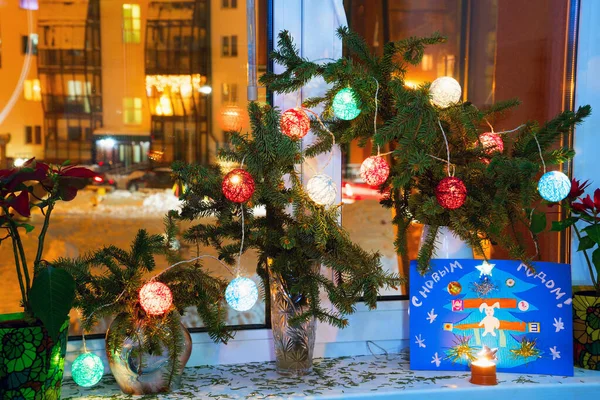 Рождественская композиция с еловыми фонарями и детским рисунком на подоконнике  . — стоковое фото