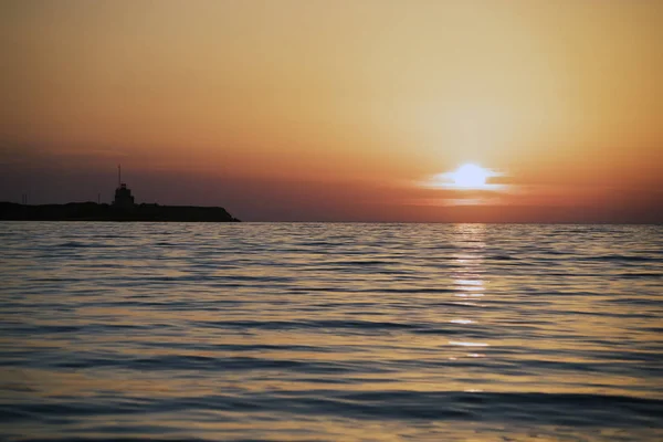 Sanfter Sonnenuntergang an der Schwarzmeerküste der Krim. — Stockfoto