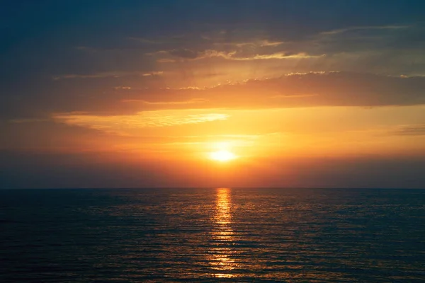 Sanfter Sonnenuntergang an der Schwarzmeerküste der Krim. — Stockfoto