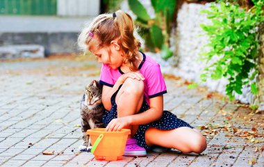 Kedi caddede kızın omzuna sürtünüyor. .