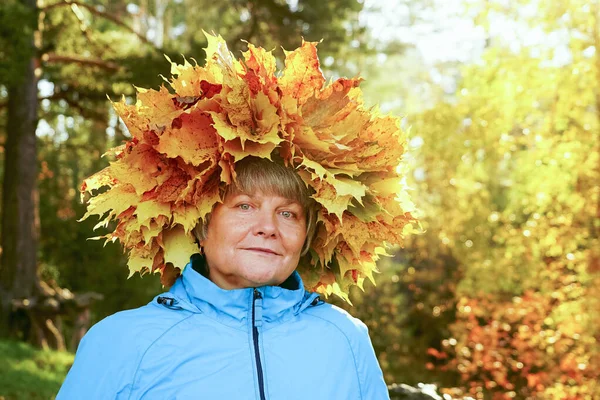 Kafasında Sarı Akçaağaç Yaprakları Olan Bir Kadın — Stok fotoğraf