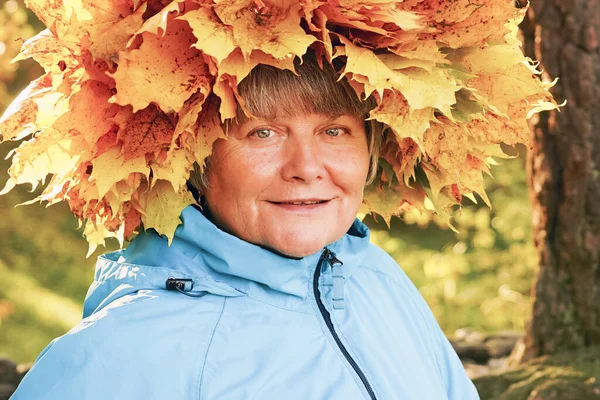 Eine Frau Mit Einem Kranz Aus Gelben Ahornblättern Auf Dem — Stockfoto