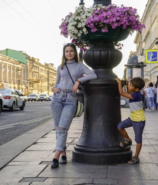 Bir oğlan büyük bir şehrin sokaklarında genç bir kızla flört ediyor..