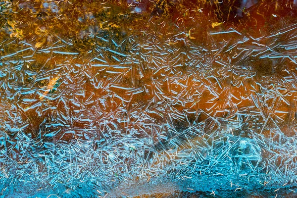 Uma Poça Congelada Com Padrão Azul Gelo — Fotografia de Stock