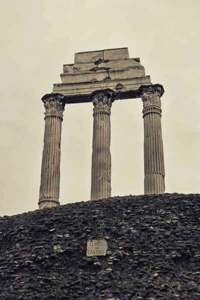 Romeinse ruïnes in de oude Romeinse Forum — Stockfoto