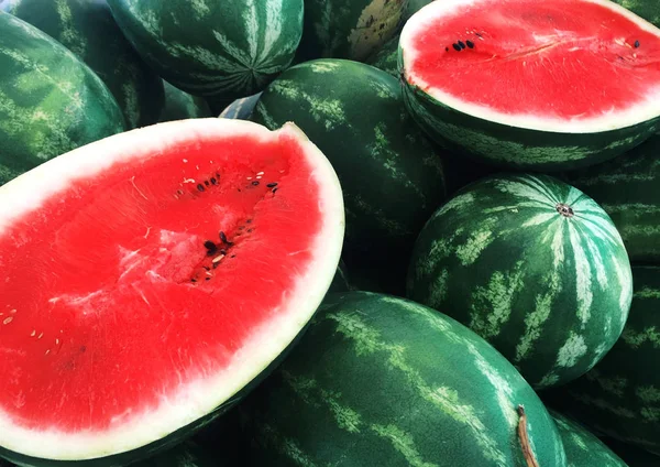 Melancias frescas no mercado dos agricultores . — Fotografia de Stock