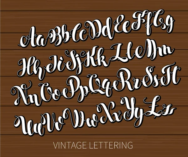 Letras en blanco y negro. ABC Painted Letters. Letras cepilladas modernas. Alfabeto inglés. Guión de cepillo escrito a mano vectorial. Educación alfabética. Letras blancas sobre fondo de pizarra . — Vector de stock