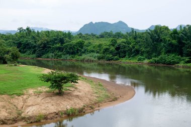 Eğri Kwai Noi Nehri ili Kanchanaburi, Tayland