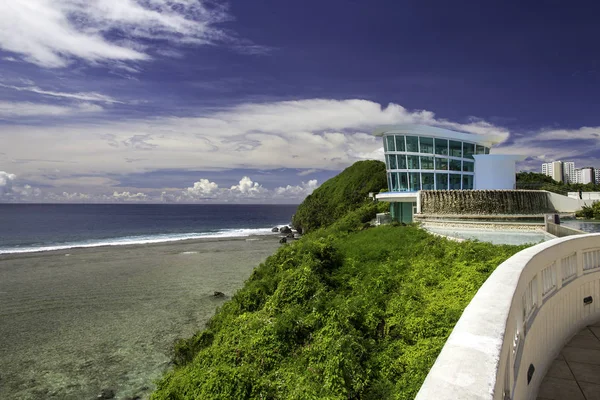 グアムの熱帯の島で太平洋を見下ろすウェディングチャペル — ストック写真