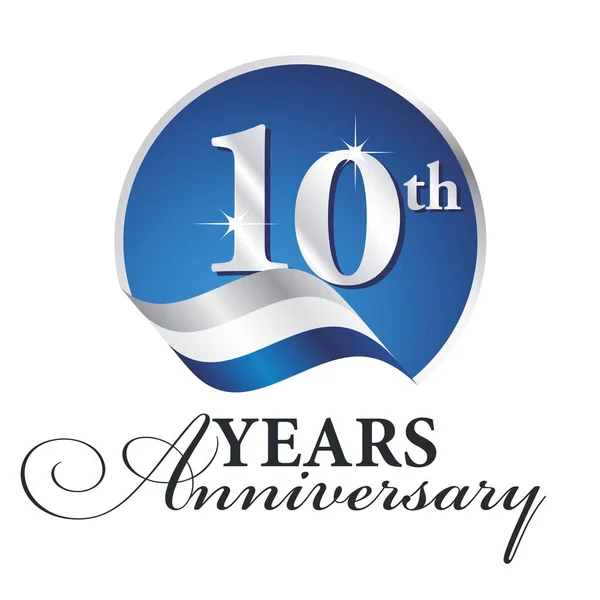Aniversário 10 anos celebrando logotipo prata branco azul fita fundo — Vetor de Stock