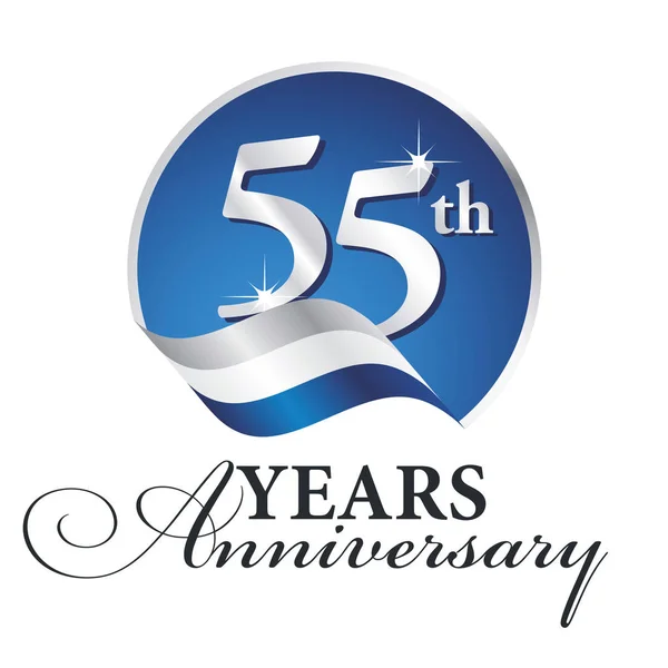 Aniversário 55 anos celebrando logotipo prata branco azul fita fundo — Vetor de Stock