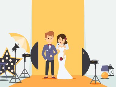 Gelin ve damat fotoğraf stüdyosunda, vektör illüstrasyonunda. Yeni evli çift çizgi film karakteri, profesyonel fotoğraf ekipmanları. Karı koca.