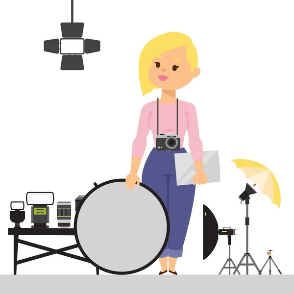 Женщина-фотограф со студийным оборудованием, векторная иллюстрация. Плоский мультяшный персонаж с фотоаппаратом и светом. Профессиональное оборудование — стоковый вектор