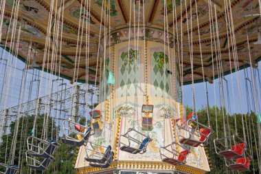 Lunaparktaki mavi gökyüzü karşı chairoplanes