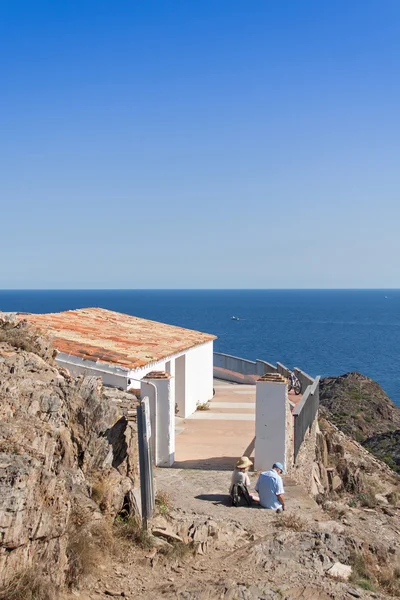 Zwei touristen am cap de creus, cadaques, spanien — Stockfoto