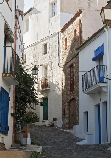 Smalle straat met witte huizen in historisch centrum van Cadaques, Spanje — Stockfoto