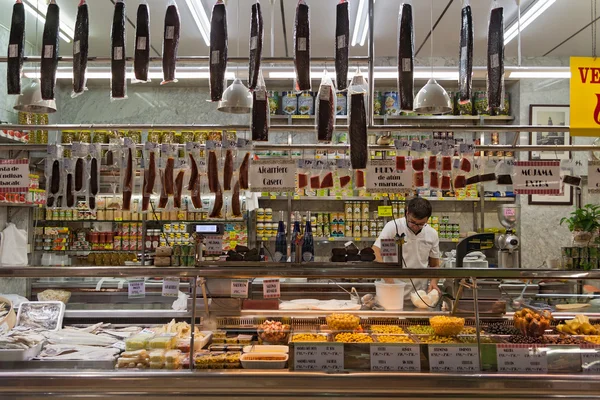 Vendita stand nel salone del mercato di Russafa a Valencia, Spagna — Foto Stock