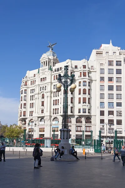 Дома на площади перед главным вокзалом в Валенсии, Испания — стоковое фото