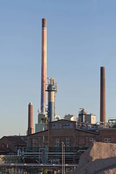 Industrin park med silo och skorsten — Stockfoto