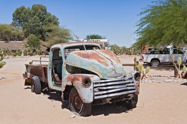 Hasarlı araç servis istasyonunda Solitaire, Namibya