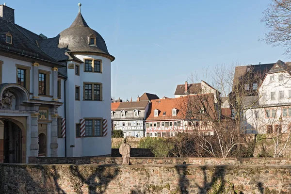 A híd, a régi Renaissancecastle, a Frankfurt-Hoechst — Stock Fotó