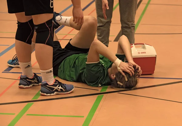 Medische behandeling van een gewonde vrouw die is gewond op de grond — Stockfoto