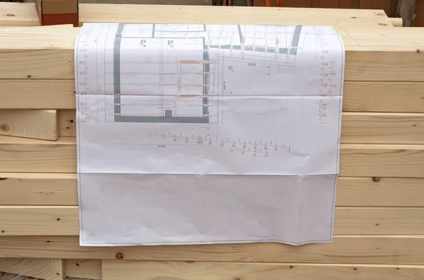 Ein Bauplan für den Schreiner auf einem Holzstapel — Stockfoto