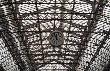 Paris Tren İstasyonu Gare de l'Est saati ile çatı yapısı
