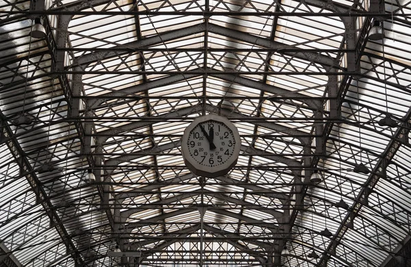 Takkonstruktion av Paris järnväg stationen Gare de l'Est med klocka — Stockfoto